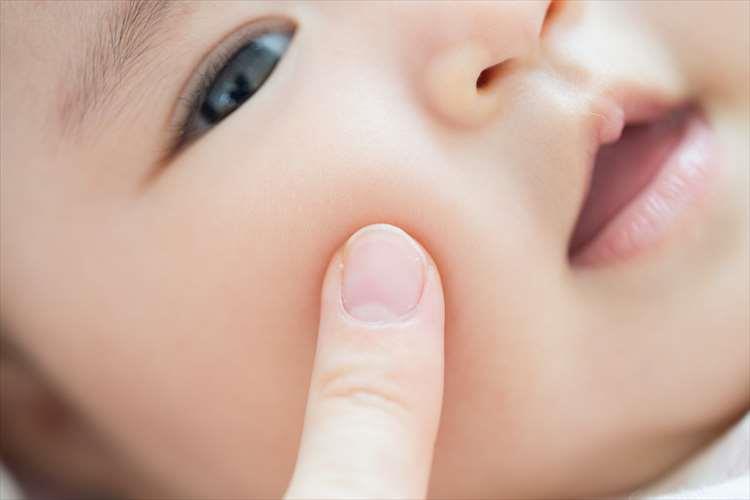 لماذا تتفاعل النساء مع خدود الأطفال الممتلئة وعيونهم الواسعة؟