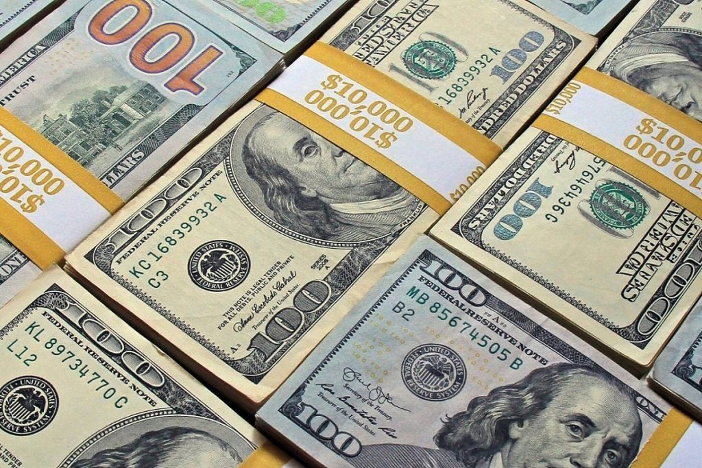 سعر الدولار أمام الجنيه المصري في تعاملات اليوم الإثنين 23-9-2024