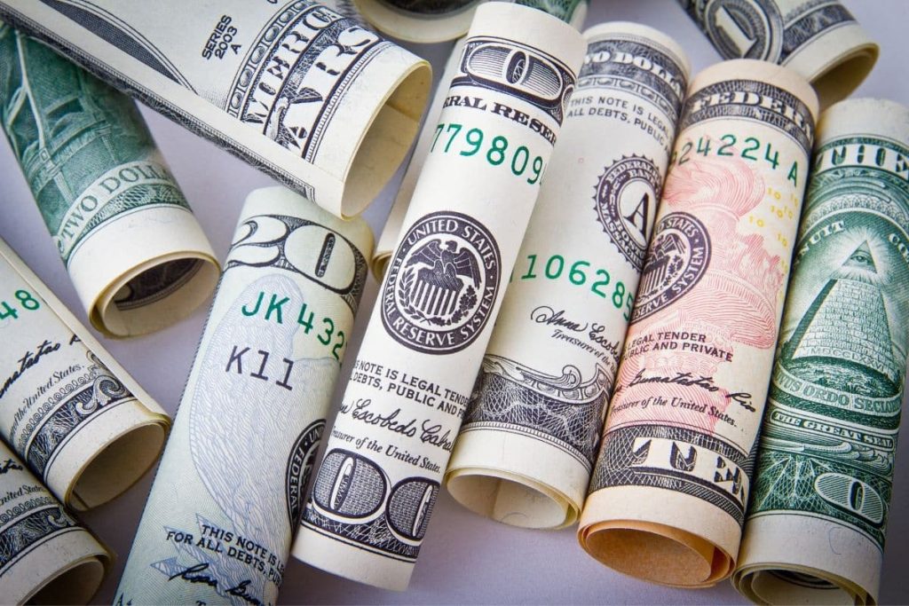سعر الدولار أمام الجنيه المصري في تعاملات اليوم الخميس 19-9-2024