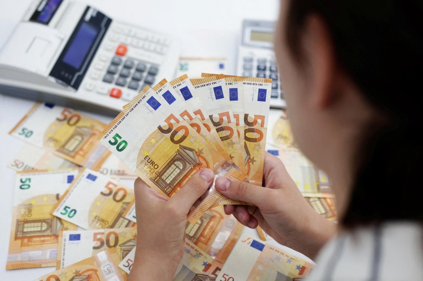 سعر اليورو أمام الجنيه المصري في تعاملات اليوم الإثنين 16-9-2024
