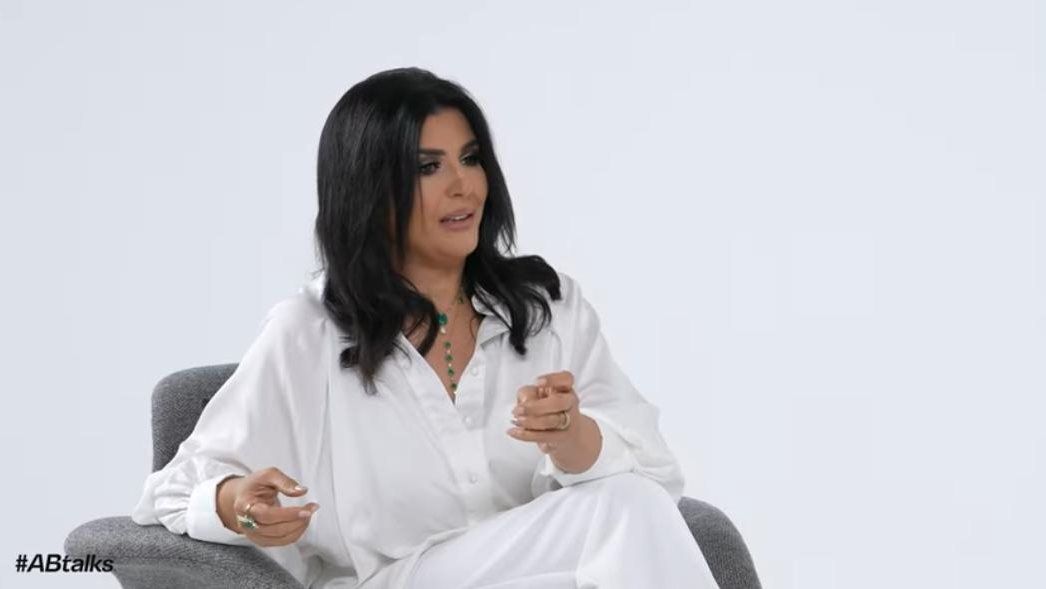 بعد الأزمات الأخيرة.. منى الشاذلي توجه رسالة إلى شركة روتانا وشيرين عبد الوهاب