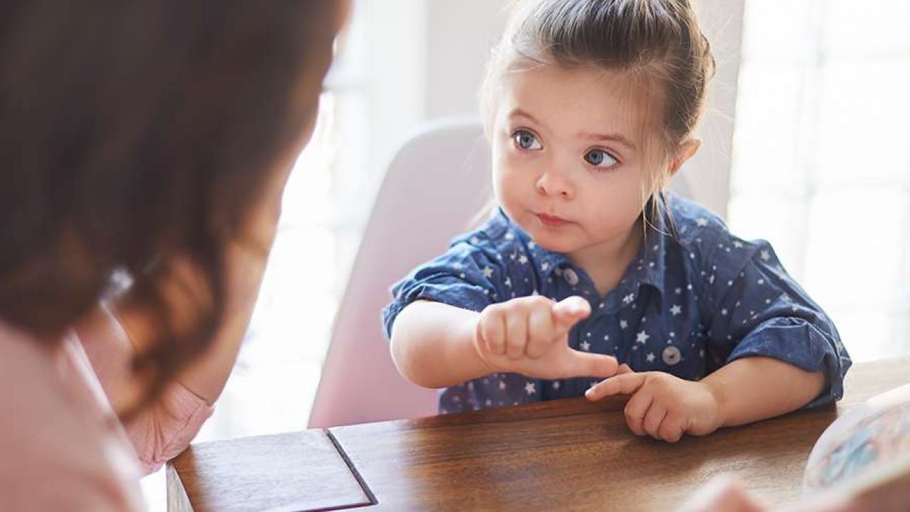 "من أين أتينا؟".. كيف نجيب عن سؤال الأطفال "المحرج"؟