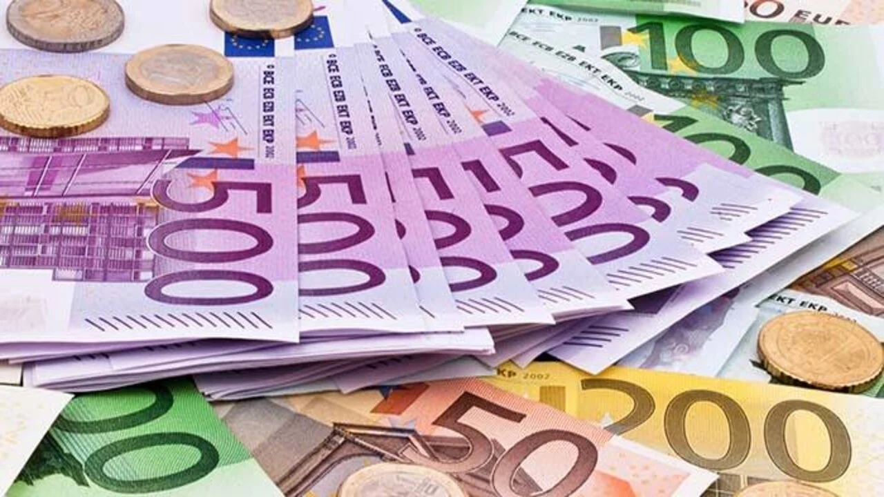 سعر اليورو أمام الجنيه المصري في تعاملات اليوم الأربعاء 18-9-2024