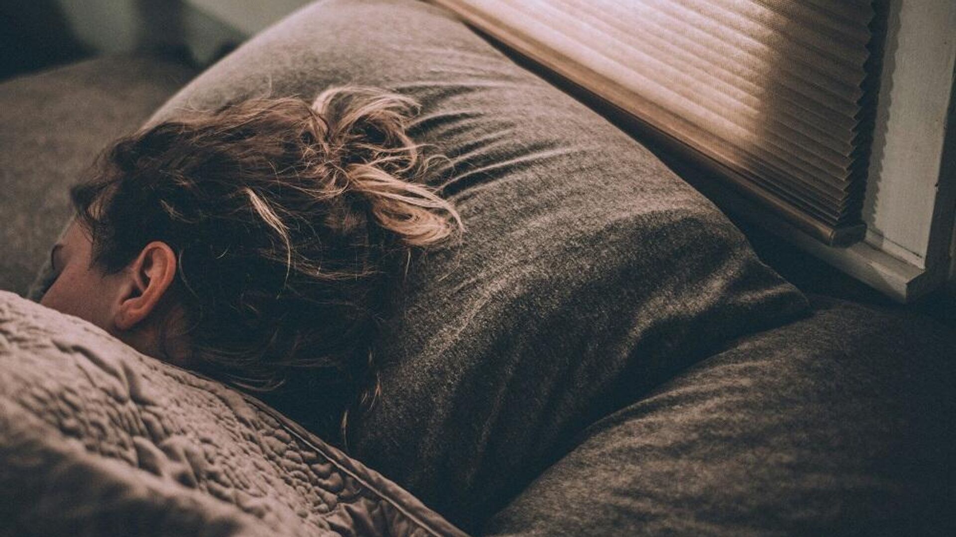 لا تخرج في إجازك الاسبوعية.. دراسة تكشف أن نوم العطلات مفيد أكثر