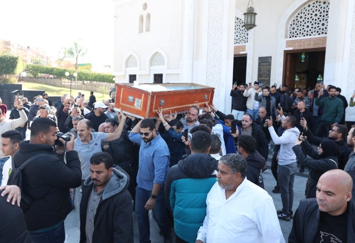 نجوم الفن يساندون حماده هلال فى جنازة والد زوجته