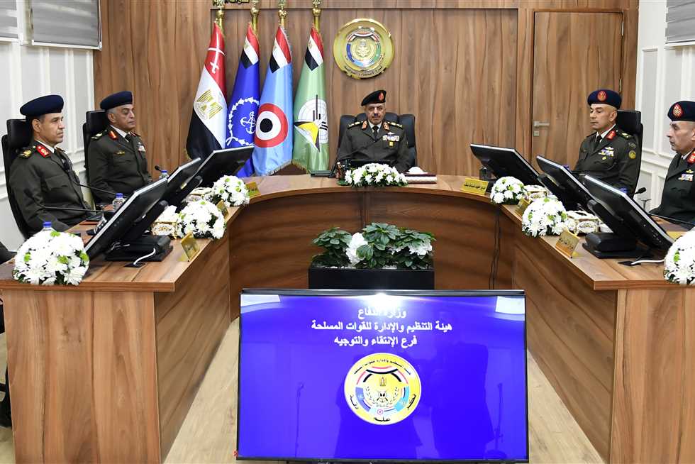 رئيس الأركان يشهد اختبارات كشف الهيئة للمتقدمين للالتحاق بمعهد ضباط الصف المعلمين والمعاهد الصحية