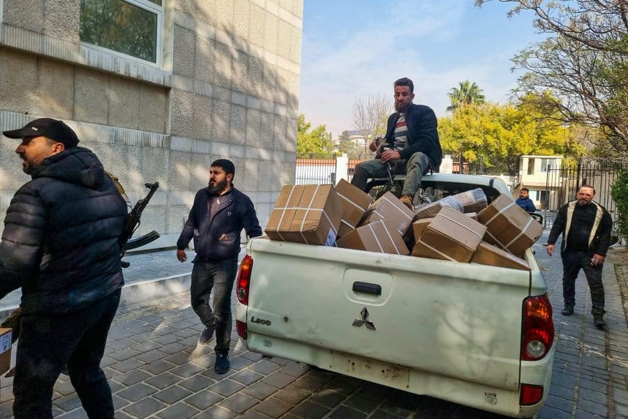 فوضي في سوريا.. شاهد لحظة قيام مسلحين بسرقة البنك المركزي