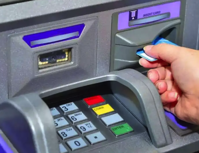 كيفية استرداد كارت الفيزا بعد سحبها داخل ماكينة الـ ATM.. أعرف الخطوات