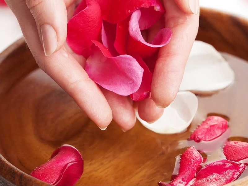 استخدمي ماء الورد يوميًا لتنظيف وترطيب البشرة.. وهذه طريقة تحضيره