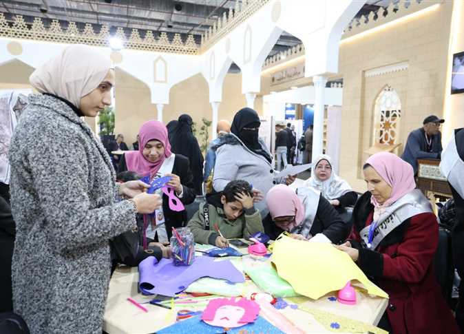 إقبال كبير على ركن الفتوى بجناح الأزهر.. وأمين البحوث الإسلامية: يأتي هذا لمعايشة هموم الناس