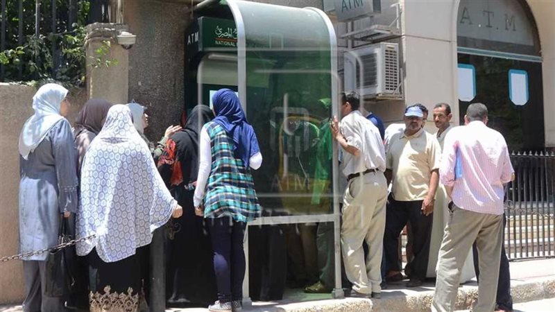 وادعًا لطوابير الـATM.. "البنك الأهلي" يتيح خدمة لأصحاب المعاشات سحب الفلوس من السوبر ماركت ومحطات البنزين