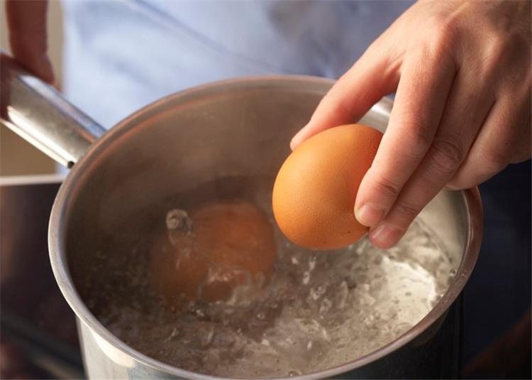 لا تتخلصي منها.. 4 طرق مذهلة لإعادة استخدام مياه سلق البيض