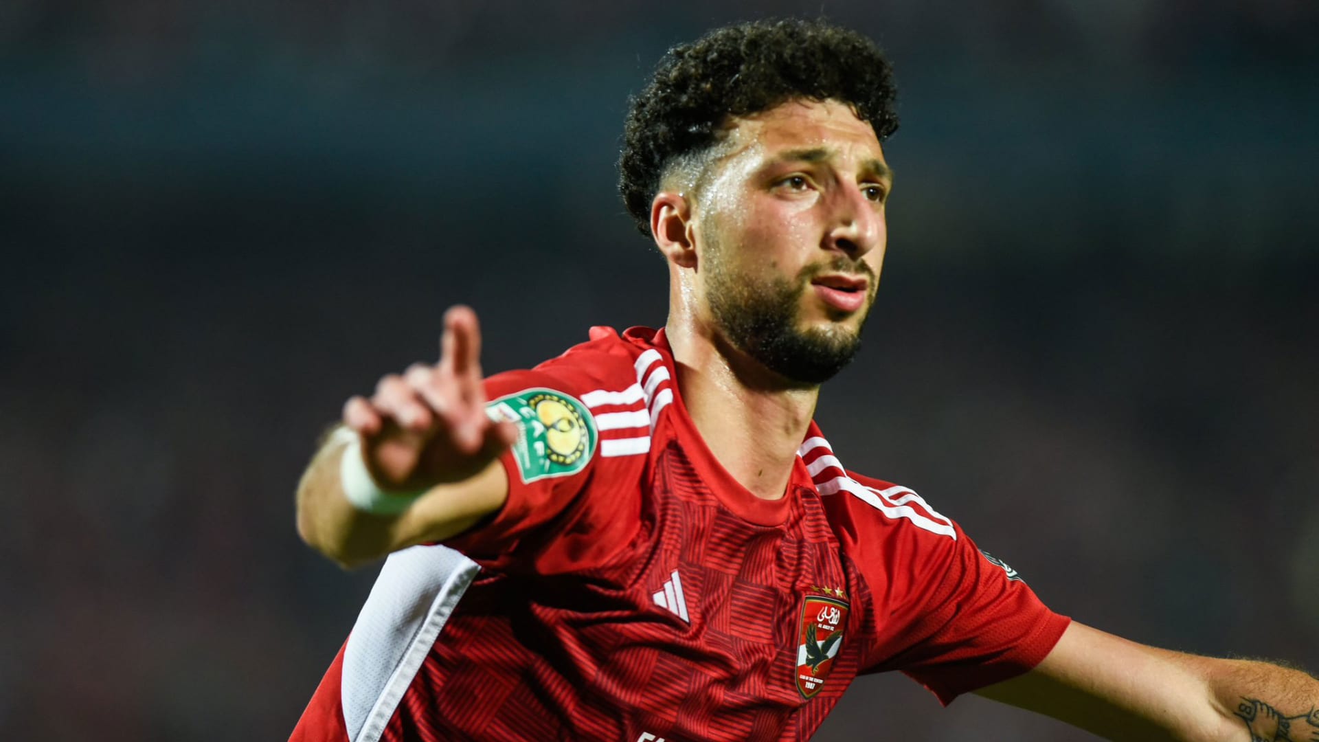 وسام أبو علي يعلق على وجود درع كأس العالم للأندية بملعب الأهلي