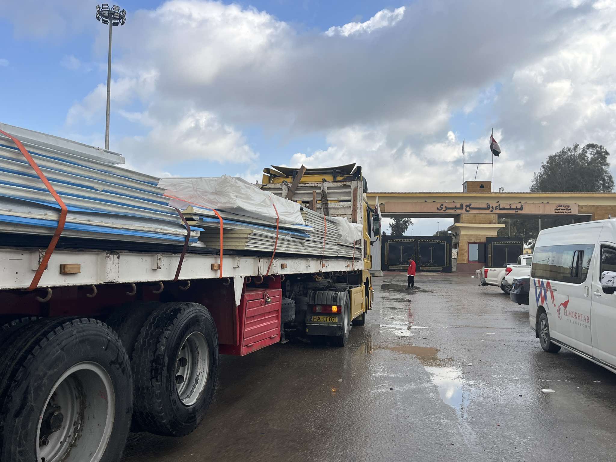 لحظة دخول المنازل المتنقلة من معبر رفح لقطاع غزة