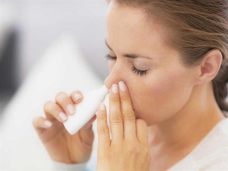 إزاي تستخدم بخاخ الأنف لعلاج نزلات البرد والأنفلونزا؟.. الصحة تجيب