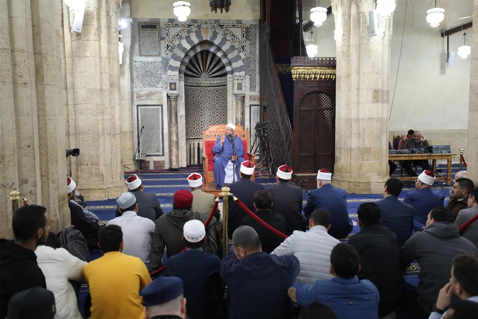 "شومان" خلال درس التراويح بالجامع الأزهر: التصدق والإنفاق من أفضل الأعمال في رمضان