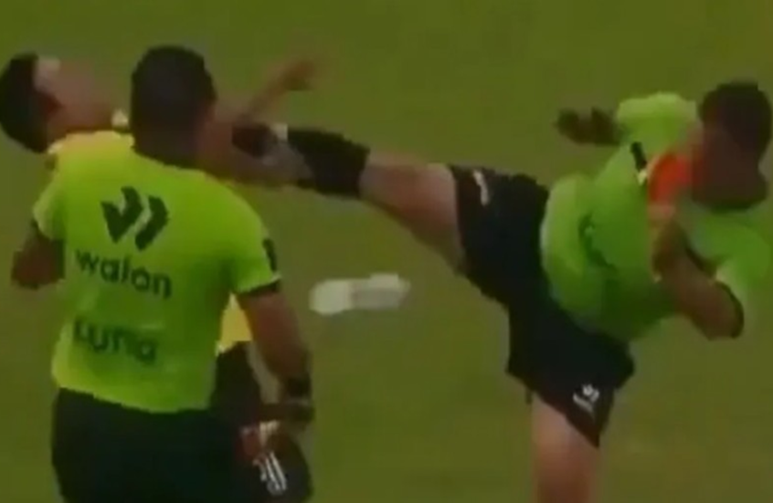 حكم يسقط مدربا بركلة قاضية في كأس بيرو في واقعة غريبة