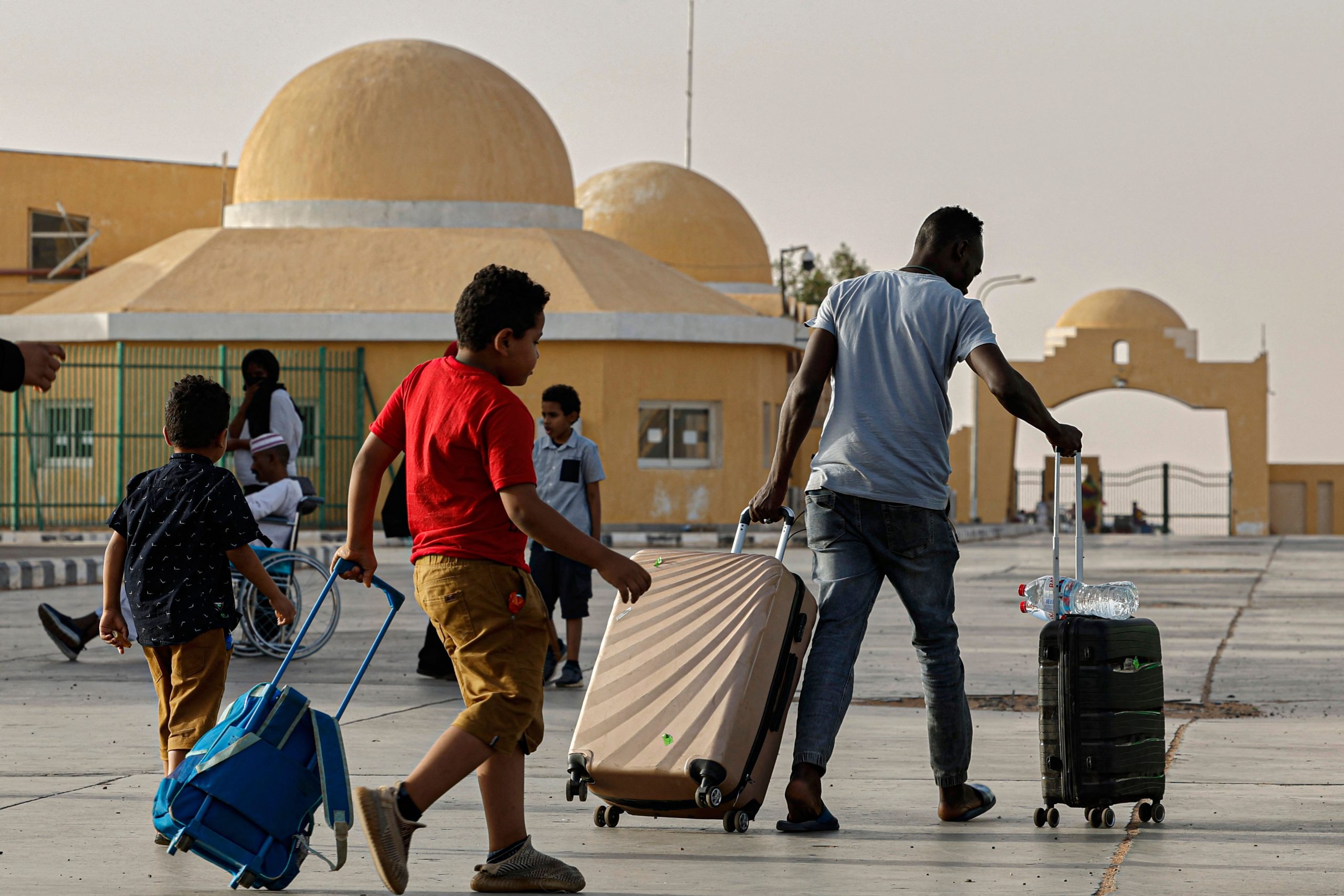 الأجهزة المعنية تنجح في إعادة المصريين المحررين من مناطق الاشتباكات بالسودان لأرض الوطن