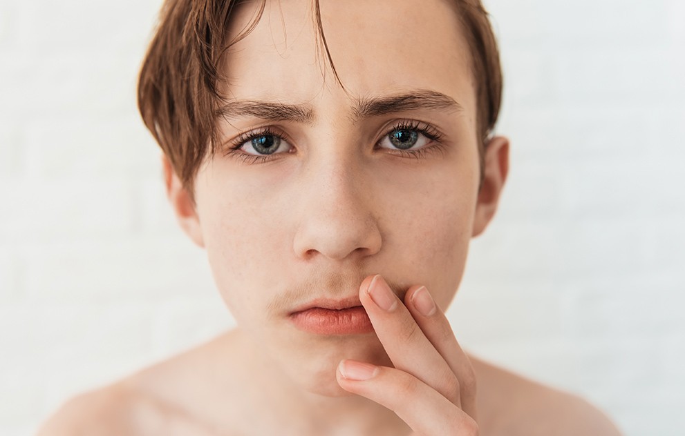 كيف أشرح مرحلة البلوغ لابني وأحميه من الانحراف