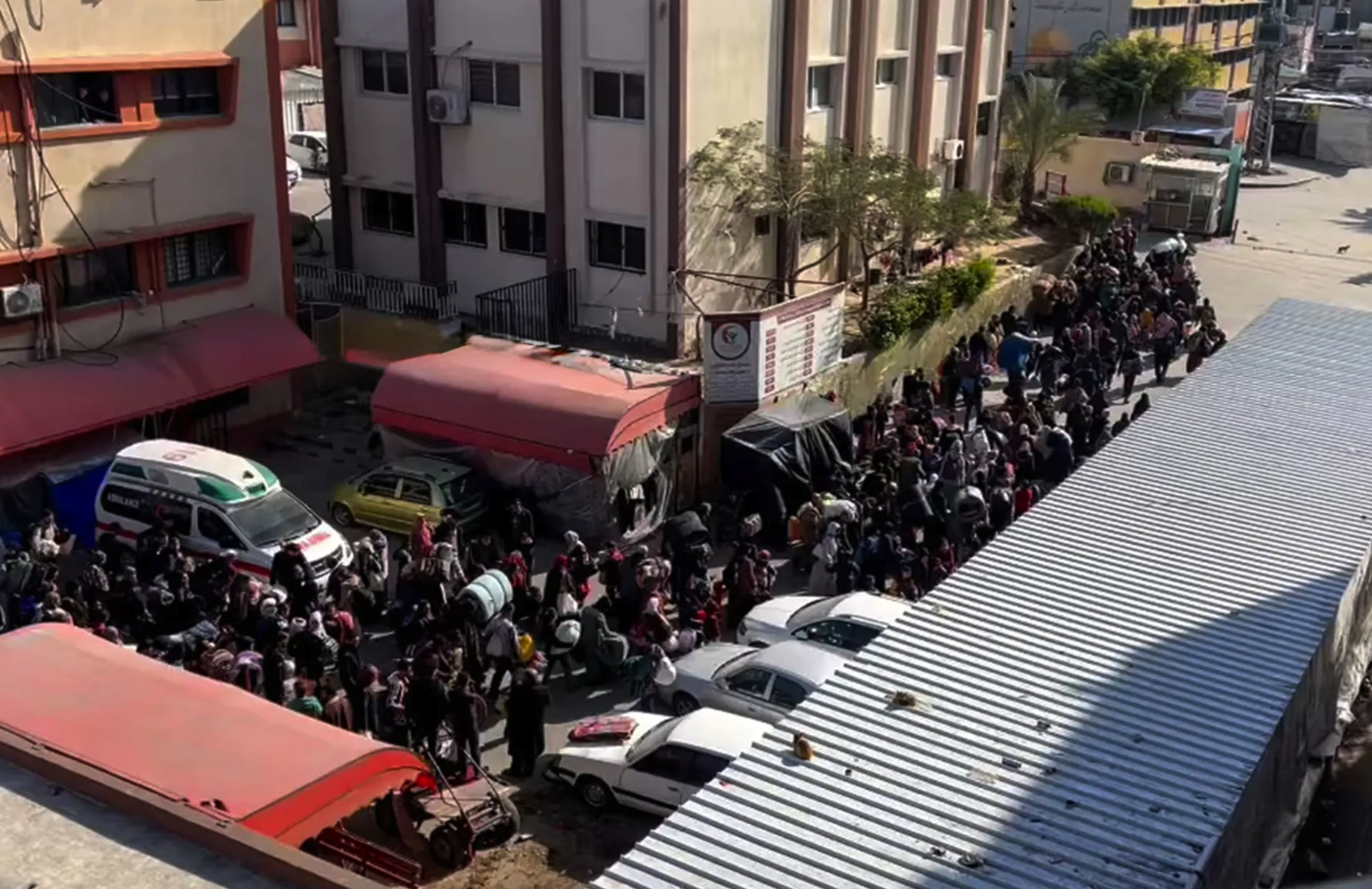 قوات الاحتلال تشن غارة جوية على مجمع ناصر الطبي في خان يونس بقطاع غزة
