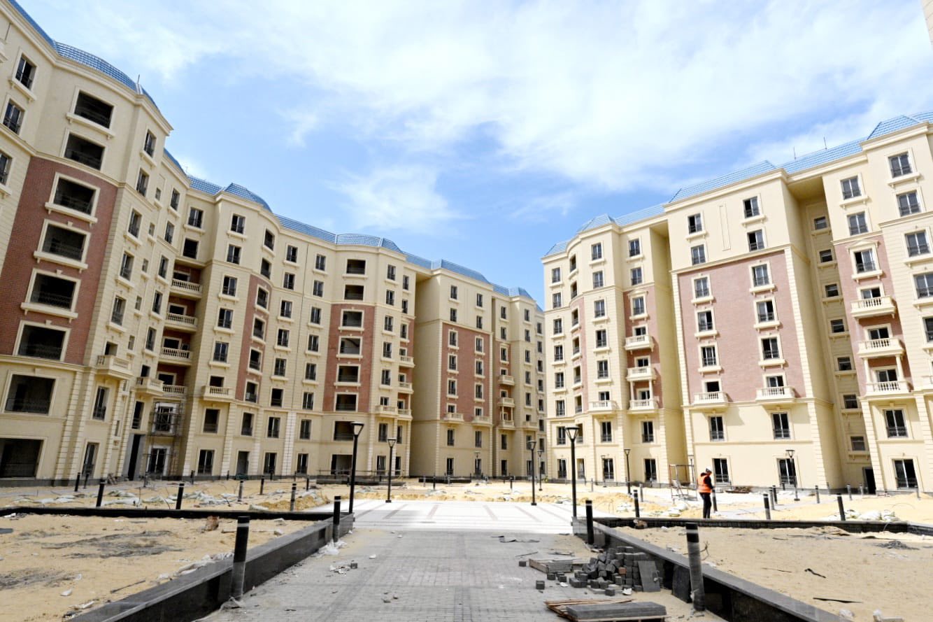 وزير الإسكان يتفقد مشروع الحي اللاتيني بمدينة العلمين الجديدة