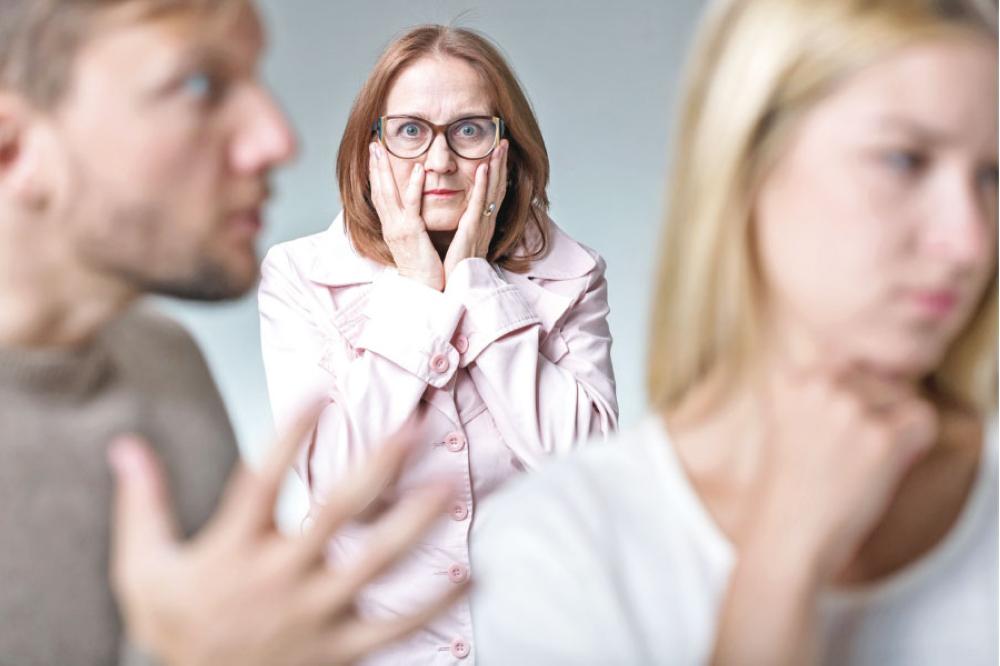 7 علامات تكشف لك إذا كان خطيبك «ابن أمه»