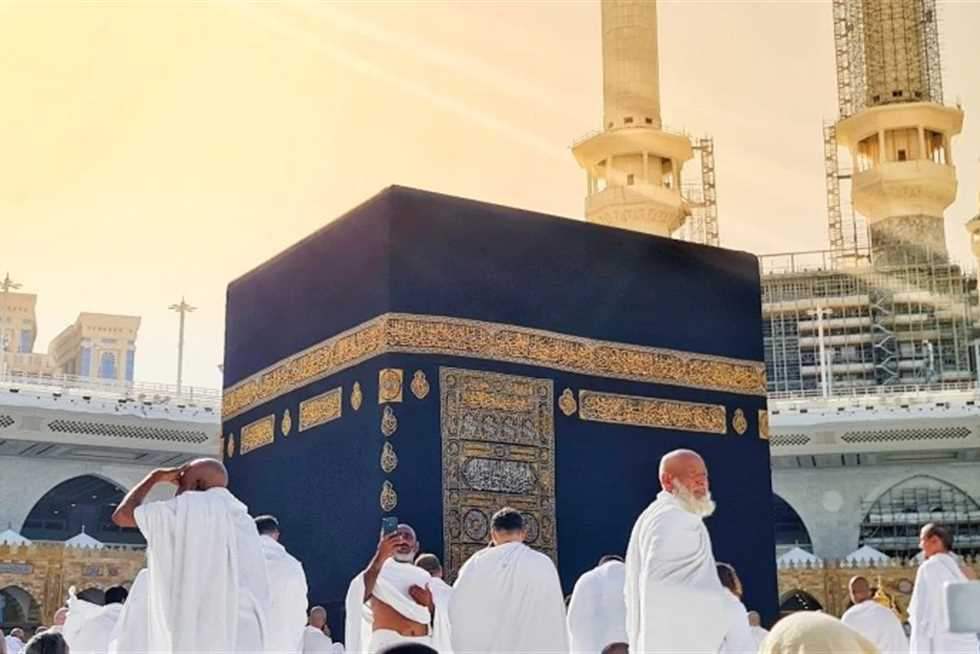 ما حكم تأخير الحج لرعاية الأم المريضة ؟.. «الإفتاء تُجيب»