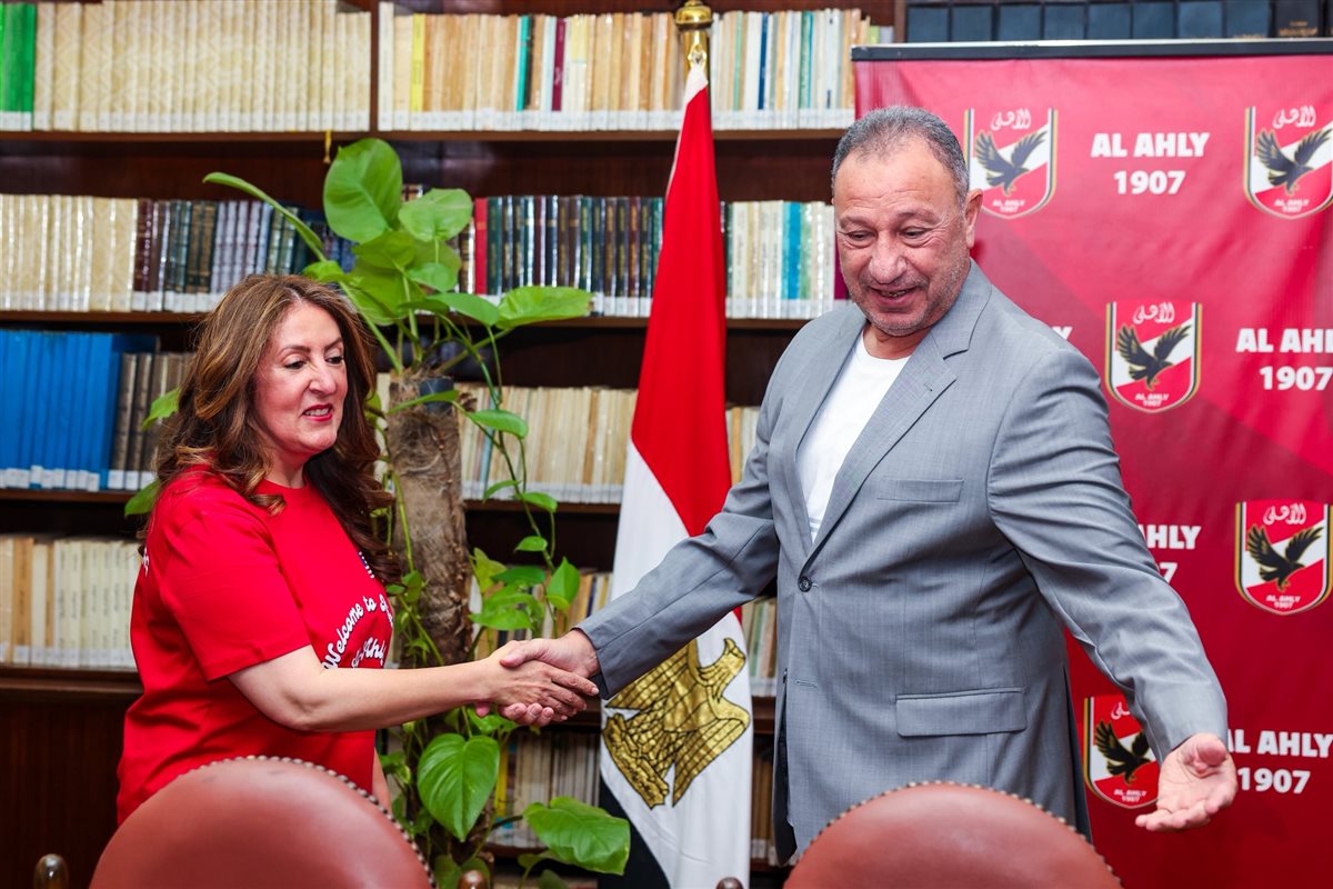 الأهلي يستقبل السفيرة الأمريكية قبل السفر لخوض منافسات كأس العالم للأندية 2025