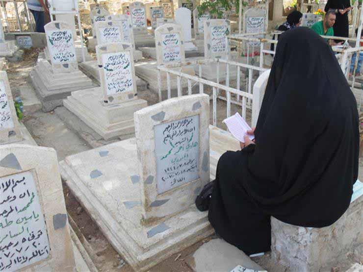 ما حكم الدعاء للميت على القبر في جماعة بصوت مسموع؟ دار الإفتاء تُجيب