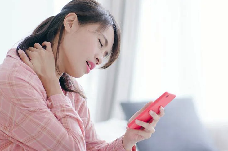 بسبب الإفراط في استخدام الهاتف.. تعرف على أسباب التهاب الكتف