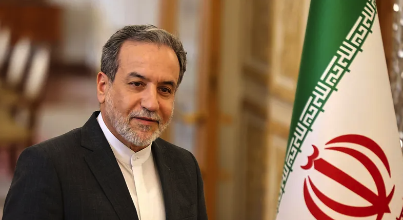 وزير الخارجية الإيراني  يبلغ المبعوث الأمريكي بشرط طهران للعودة للمفاوضات