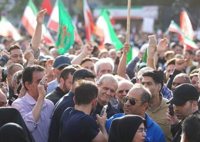 الرئيس الإيراني يشارك بمظاهرات في طهران احتجاجًا على الضربات الأمريكية