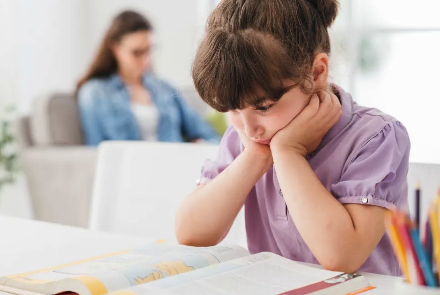 ماذا تفعل إذا برع طفلك في مواد دراسية وأخفق في أخرى؟