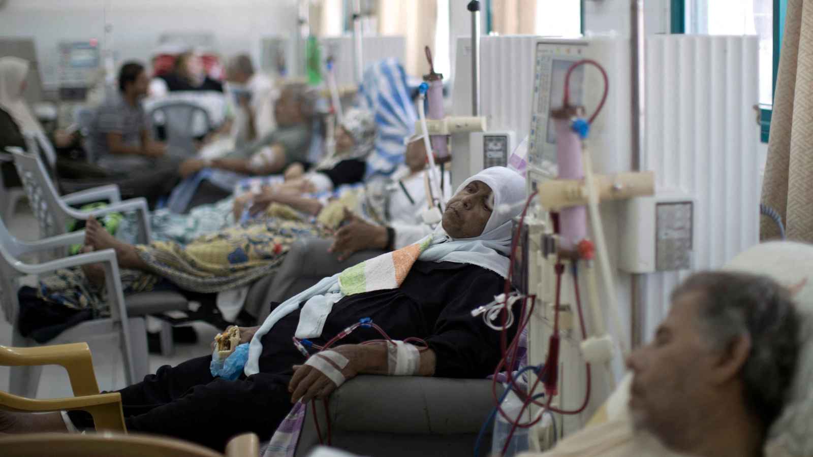 قوات الاحتلال تنسف مركزا لعلاج مرضى الكلى شمالي قطاع غزة