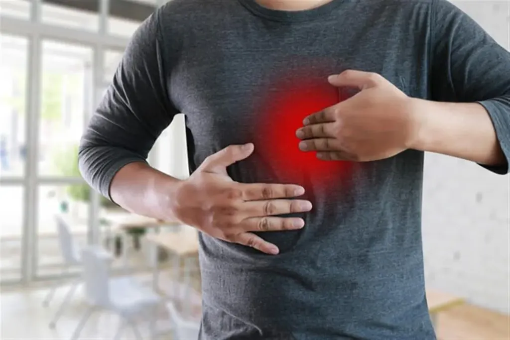 أسباب ارتجاع المريء وأعراضه ومضاعفات الإصابة به