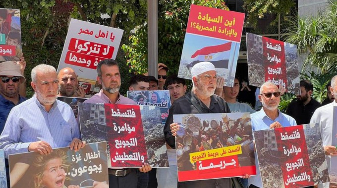 حركة فتح تفجر مفاجأة عن تظاهرات "الإخوان" أمام السفارة المصرية في تل أبيب