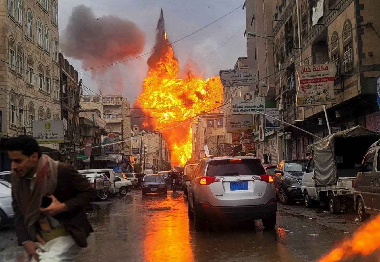 إسرائيل تشن هجوما واسعا على اليمن.. وتستهدف قيادات حوثية بصنعاء