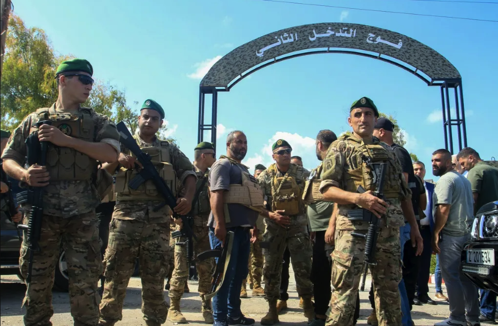 الجيش اللبناني يتسلم دفعة جديدة من السلاح الفلسطيني بمخيمات صور جنوب لبنان