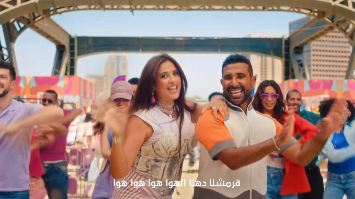 بالصور.. كيمياء وانسجام تام بين ياسمين عبد العزيز وأحمد سعد في إعلان بيج شيبس