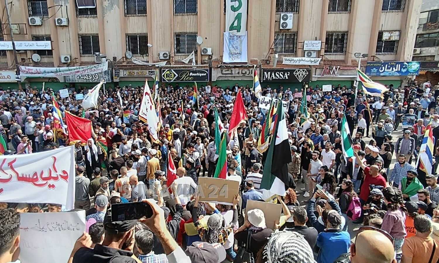 غليان في السويداء.. مظاهرات تدعو للقطيعة مع دمشق وفتح معبر نحو القنيطرة