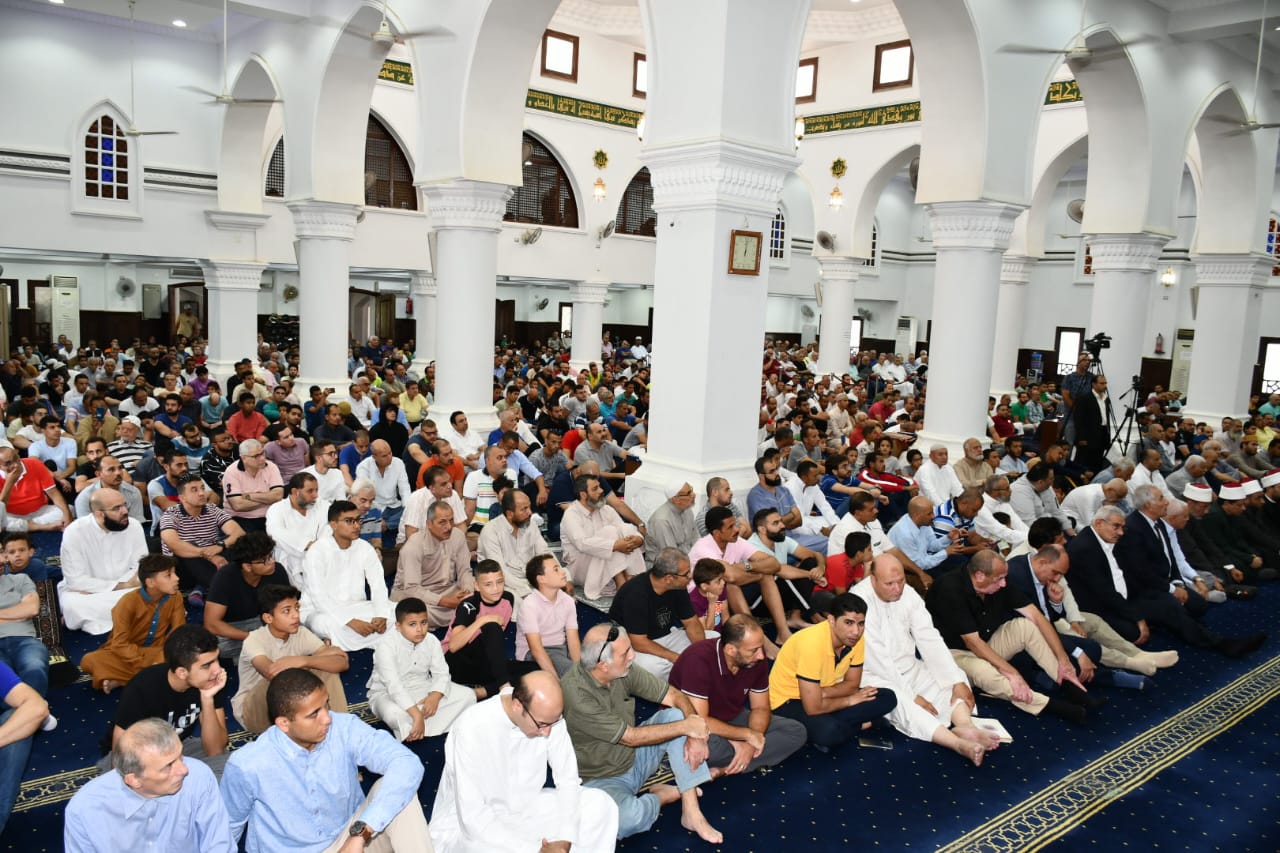 الأزهر للفتوى: لا يجوز نهي المصلي عن الكلام أثناء الخطبة بالكلام.. ويكفي الإشارة