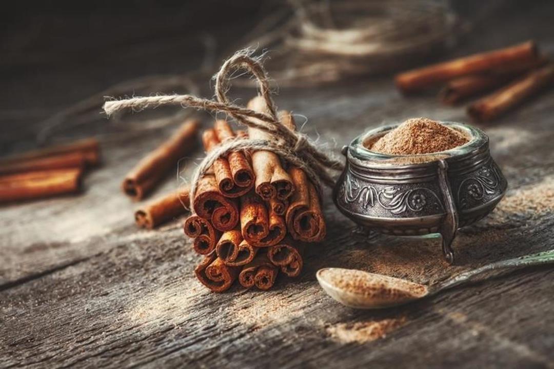 تخفف من آلم الدورة الشهرية وتقوي المناعة.. فوائد القرفة