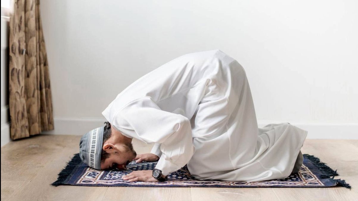 ما حكم صلاة الجمعة وراء المذياع في غير المسجد؟