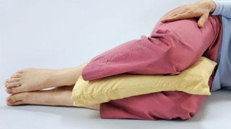 «وسادة بين الساقين».. أفضل وضعيات النوم لتقليل الضغط على العمود الفقري