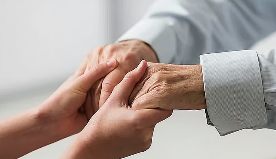 حالات يعتبر فيها المسن معرضا للخطر.. منها الإهمال أو الإساءة أو العنف