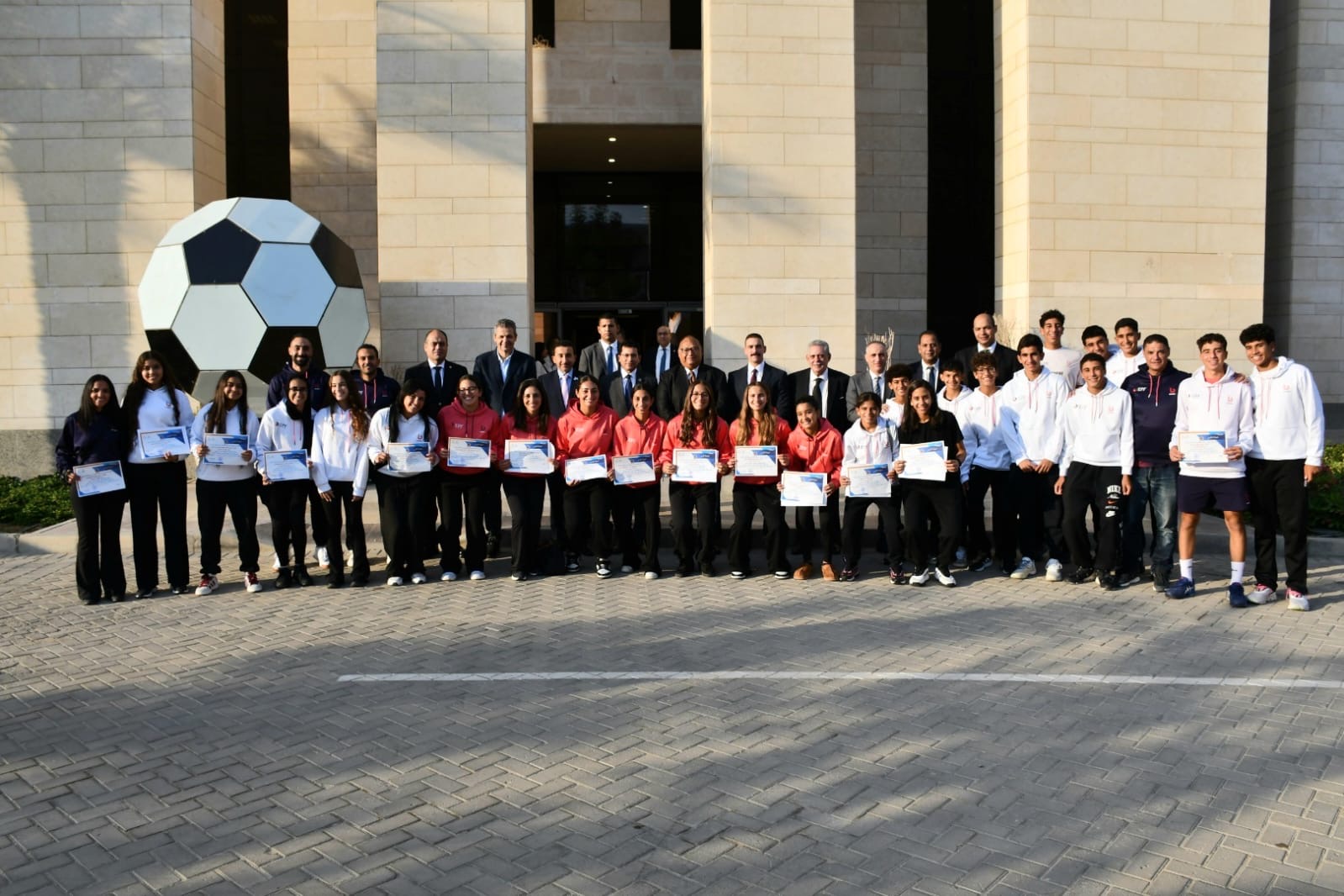 تكريم منتخب الناشئين والناشئات للبادل بعد إنجازهم ببطولة العالم في إسبانيا