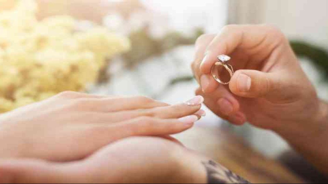هل يجوز للخاطب أن تكشف له مخطوبته المنتقبة وجهها؟.. أمين الفتوى يجيب