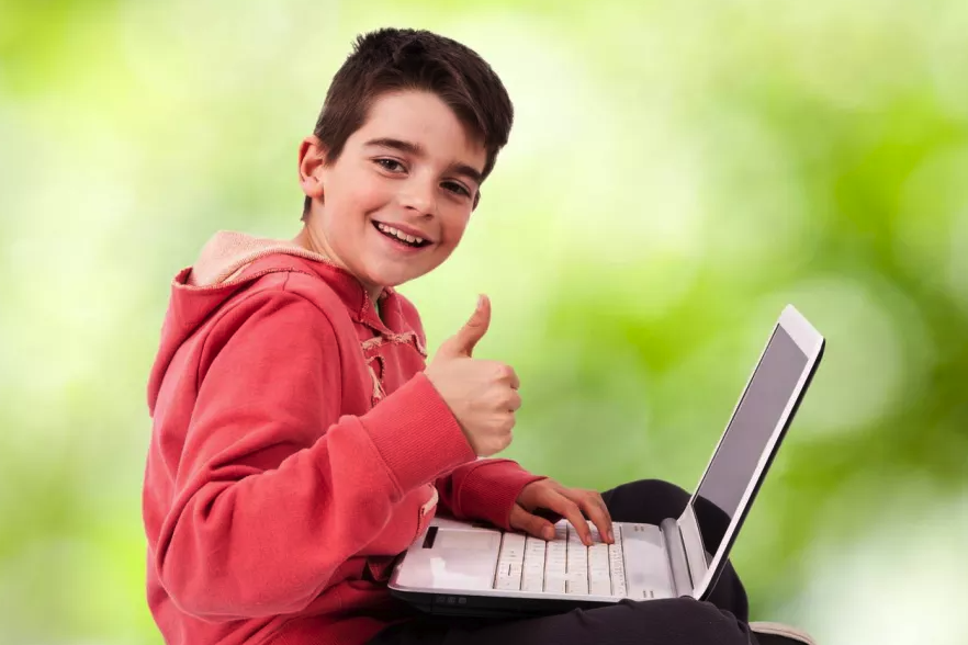 كيفية تعليم طفلك استخدام وسائل التواصل الاجتماعي بذكاء