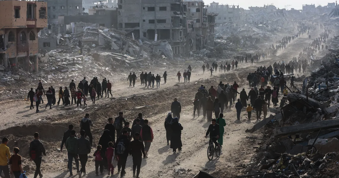 عودة آلاف الفلسطينيين إلى منازلهم المدمرة بعد بدء الانسحاب الإسرائيلي