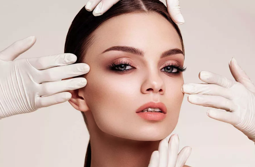 لماذا أصبحت عمليات التجميل أكثر شعبية بين الشباب؟.. فتاة تكشف السبب